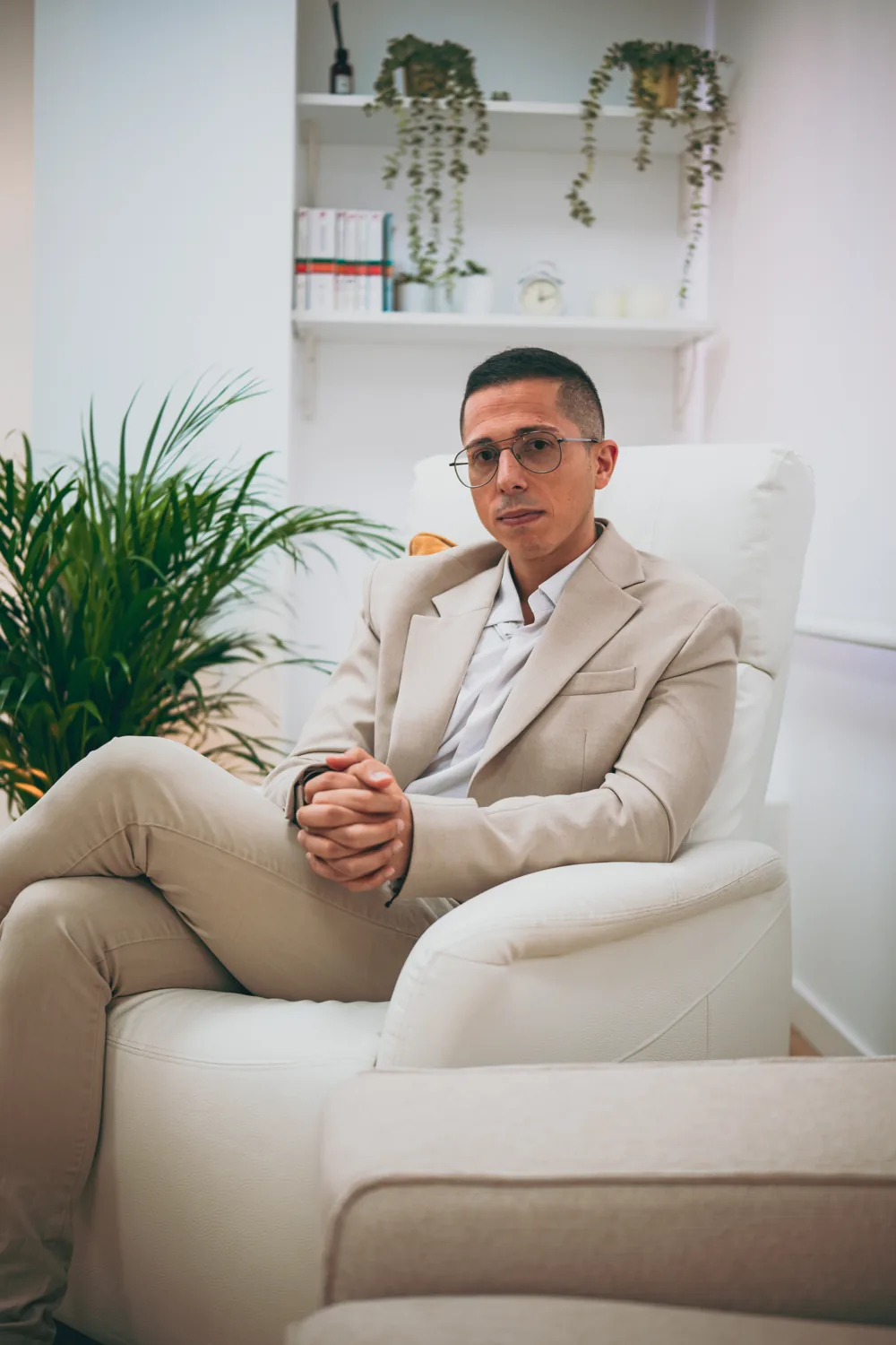 Pedro Antonio García sentado en el sillón de terapia de su consulta en Cartagena