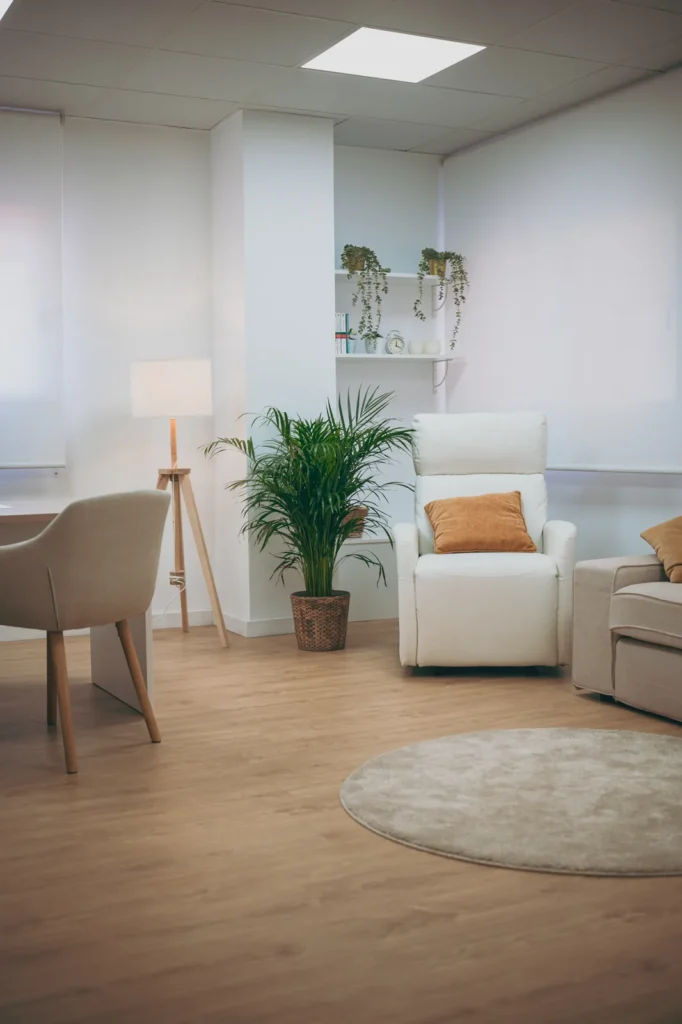 Sala de terapia de la consulta de psicología en Cartagena: sillón, sofá y luz cálida